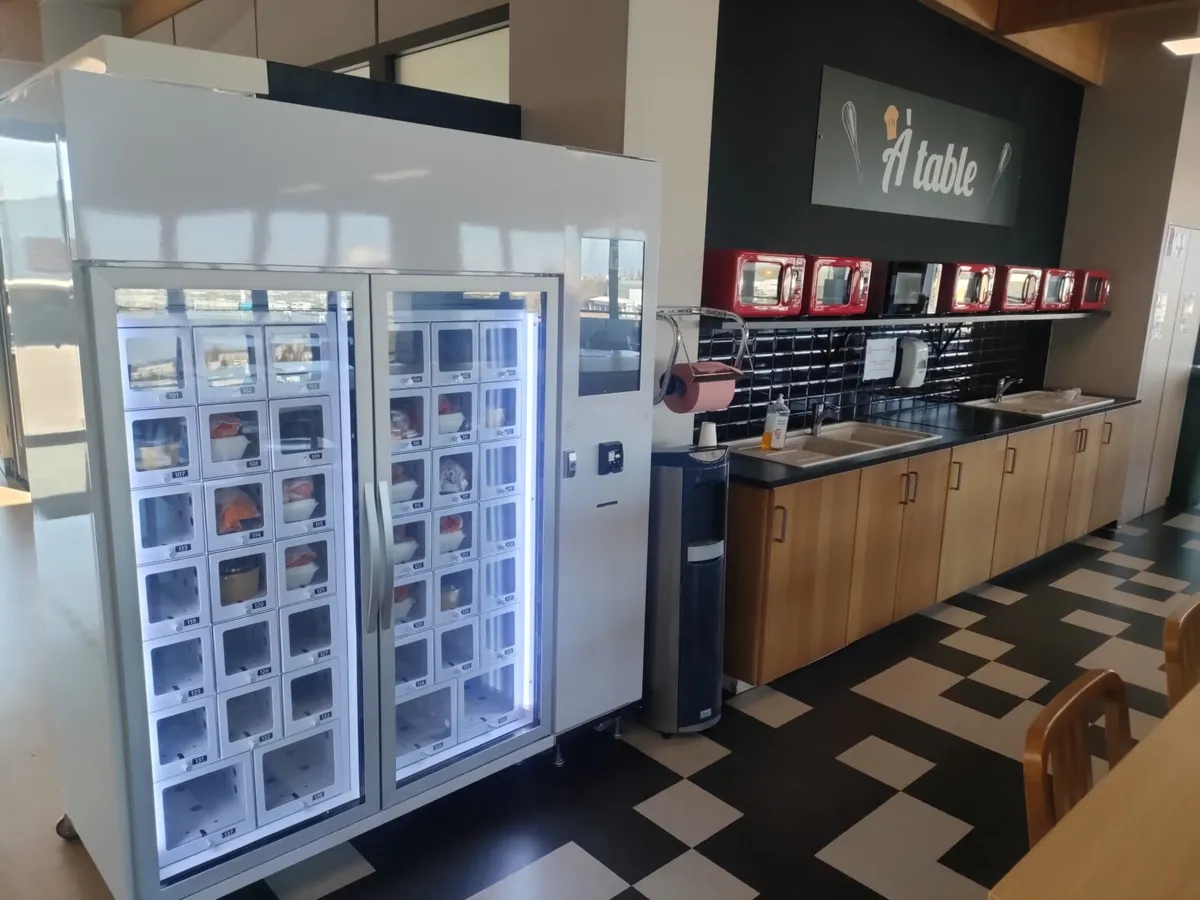 Distribuidor refrigerado MIAM BOX instalado junto al espacio de restauración